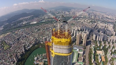 공사가 한창인 롯데월드타워의 모습. - 롯데건설 제공